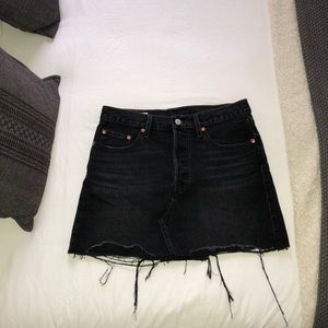 LEVI’S BLACK MINI SKIRT